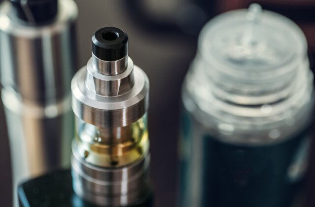 Chemical contaminants from inadequate materials in e-cigarette cartridges