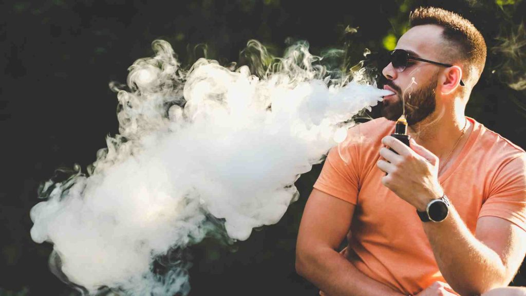 The wide airflow of the vape kit reduces the impact on the throat